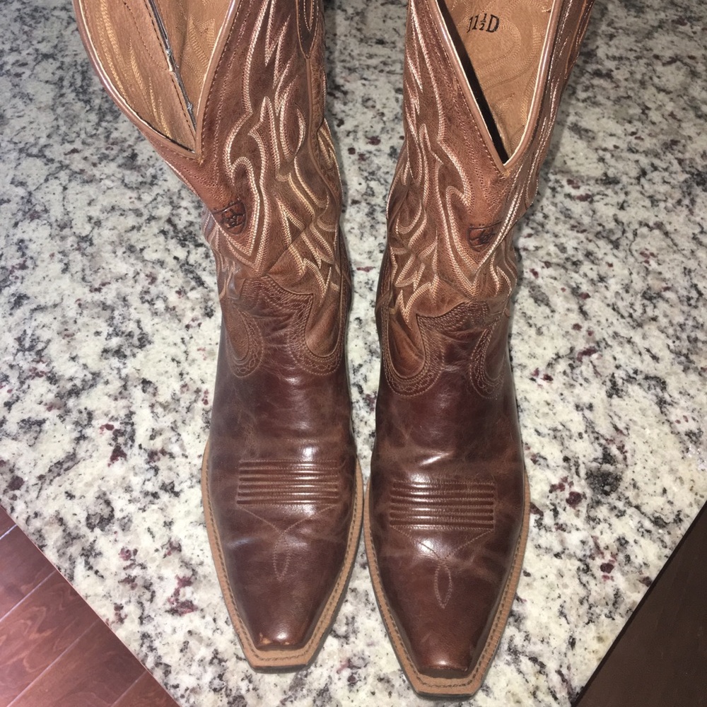 Like new pair of Ariat Cowboy boots